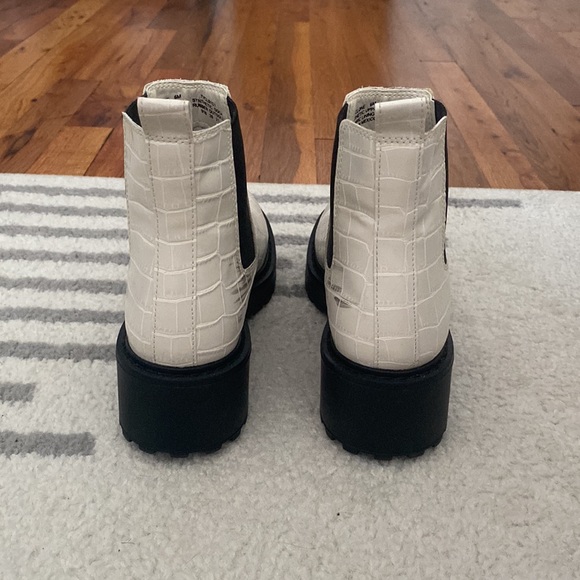 Steve Madden Tyclone Bootie White Croco 6 M - Picture 2 of 5